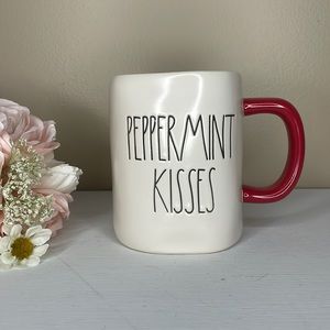 NWT Rae Dunn PEPPERMINT KISSES Mug